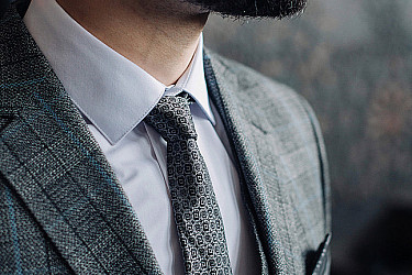 Мужской костюм тройка серого цвета в клетку