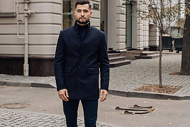 Мужское пальто черного цвета в синюю полоску