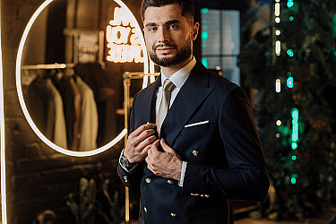 Мужской костюм двойка темно-синий двубортный с золотыми пуговицами