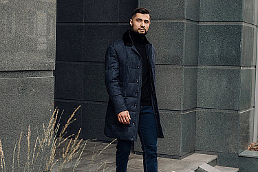 Мужская куртка темно-синего цвета с меховым воротником