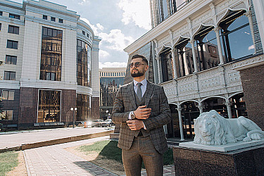 Мужской костюм тройка серого цвета в клетку