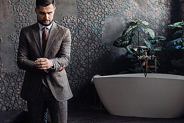 Мужской костюм тройка коричневого цвета в синюю клетку