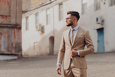 Мужской костюм двойка бежевого цвета с накладными карманами