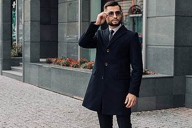 Мужское пальто черного цвета карманы с клапаном