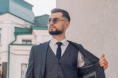 Мужской костюм тройка синего цвета в крупную клетку