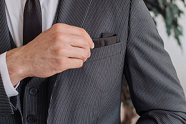 Костюм мужской тройка черного цвета в белую полоску