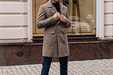 Мужское пальто бежевого цвета двубортное