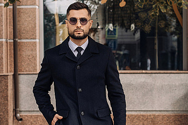 Мужское пальто черного цвета однобортное