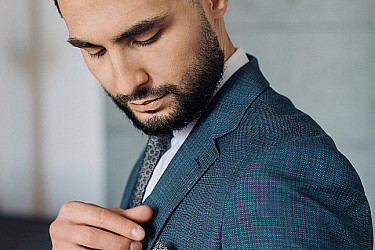 Мужской костюм тройка синего цвета фактурный