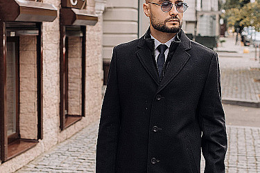 Мужское пальто черного цвета с двойным воротником