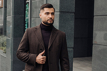 Мужское пальто коричневого цвета