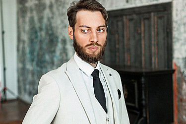 Мужской костюм тройка белого цвета