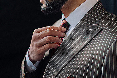 Мужской костюм двойка коричневого цвета в полоску двубортный