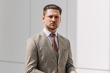 Мужской костюм тройка бежевого цвета текстурный