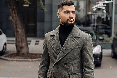 Мужское пальто серого цвета двубортное