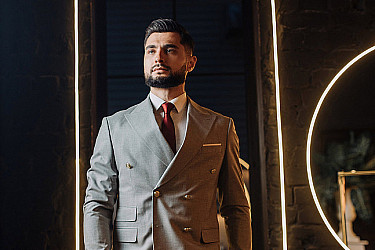 Мужской костюм двойка серый двубортный с золотыми пуговицами