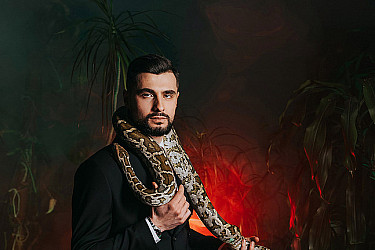 Мужской костюм Черного цвета двубортный со змеей