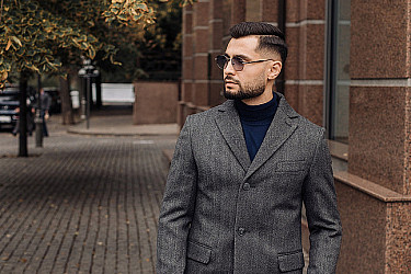 Мужское пальто серого цвета фактурное