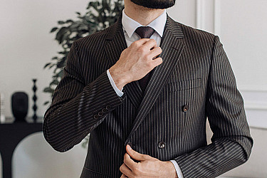 Костюм мужской двойка черного цвета в полоску круизного стиля